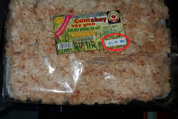 Cơm ch&aacute;y được b&aacute;n tại Fivimart Tr&uacute;c Kh&ecirc; ghi ng&agrave;y sản xuất 1/11/2014