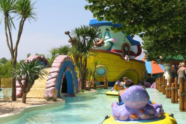 C&ugrave;ng b&eacute; h&ograve;a m&igrave;nh v&agrave;o kh&ocirc;ng gian vui nhộn tại Funny land