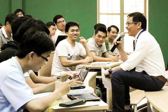 GS Dương Nguy&ecirc;n Vũ n&oacute;i chuyện với học tr&ograve;