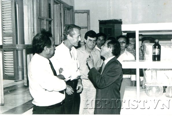 GS Vũ C&ocirc;ng H&ograve;e (&aacute;o sẫm mầu) trong một buổi l&agrave;m việc với c&aacute;c đồng nghiệp v&agrave;                      chuy&ecirc;n gia Ph&aacute;p tại trường Đại học Y H&agrave; Nội, 1985