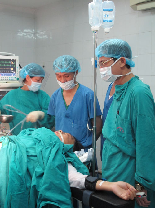 Ca gh&eacute;p thận nhanh ch&oacute;ng ho&agrave;n th&agrave;nh. Ngay sau khi đ&oacute;ng ổ bụng, bệnh nh&acirc;n đ&atilde; c&oacute; nước tiểu.