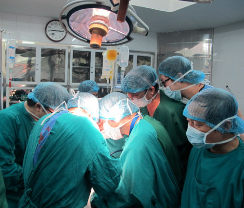 Thiếu tướng, PGS,TS Ho&agrave;ng Mạnh An, Gi&aacute;m đốc Bệnh viện v&agrave; c&aacute;c Ph&oacute; gi&aacute;m đốc bệnh trực tiếp điều h&agrave;nh c&aacute;c ca gh&eacute;p.  Trung tướng, GS, TS Nguyễn Tiến B&igrave;nh, Gi&aacute;m đốc; Thiếu tướng PGS Nguyễn Trọng Ch&iacute;nh, Ch&iacute;nh ủy Học viện Qu&acirc;n y cũng c&oacute; mặt để chỉ đạo, động vi&ecirc;n c&aacute;c thầy thuốc. 