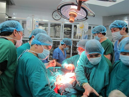 C&aacute;c b&aacute;c sĩ trong qu&aacute; tr&igrave;nh thực hiện ca gh&eacute;p tụy. Ảnh: Anh Thu.