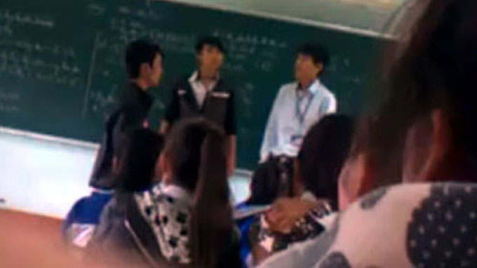 Ảnh chụp từ clip: giáo viên Trần Anh Tuấn - Trường THPT Nguyễn Huệ, Bình Định (áo trắng)- và hai học sinh trên bục giảng trong vụ việc thầy trò đánh nhau. Thầy Anh Tuấn hiện bị sa thải, hai học sinh bị cảnh cáo Ảnh chụp từ clip: giáo viên Trần Anh Tuấn - Trường THPT Nguyễn Huệ, Bình Định (áo trắng)- và hai học sinh trên bục giảng trong vụ việc thầy trò đánh nhau. Thầy Anh Tuấn hiện bị sa thải, hai học sinh bị cảnh cáo