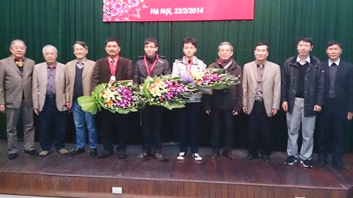 C&aacute;c nh&agrave; To&aacute;n học chụp ảnh c&ugrave;ng những người được trao giải L&ecirc; Văn Thi&ecirc;m 2014