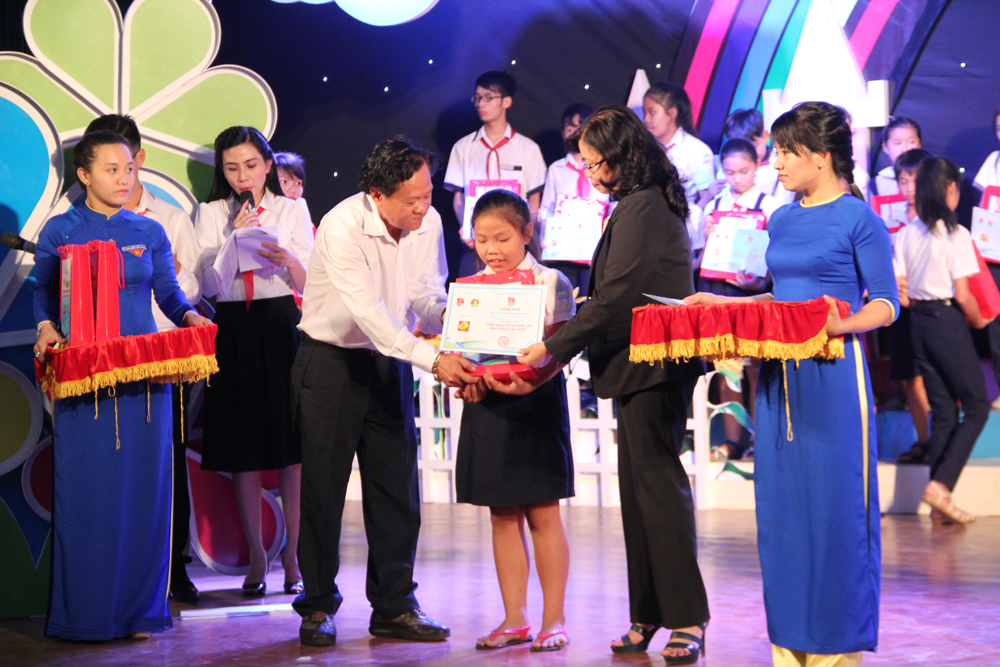 Đại diện Tập đo&agrave;n Number 1 trao tượng trưng học bổng &ldquo;Thắp s&aacute;ng ước mơ thiếu nhi B&igrave;nh Dương&rdquo; cho Hội đồng đội tỉnh B&igrave;nh Dương