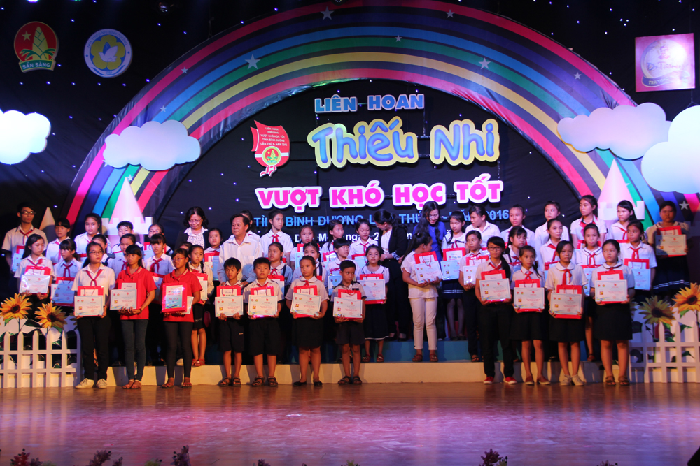 Đại diện Tập đo&agrave;n Number 1 trao tượng trưng học bổng &ldquo;Thắp s&aacute;ng ước mơ thiếu nhi B&igrave;nh Dương&rdquo; cho Hội đồng đội tỉnh B&igrave;nh Dương