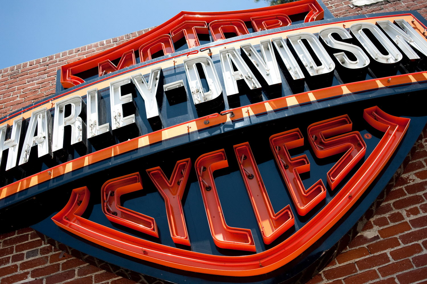 bắt c&aacute;c cơ sở l&agrave;m giả, nh&aacute;i sản phẩm HARLEY-DAVIDSON