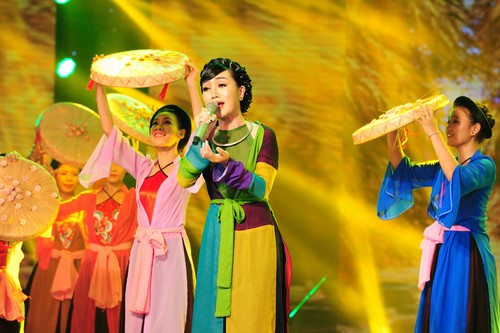 H&agrave; V&acirc;n mang biểu diễn ca kh&uacute;c Về Qu&ecirc; mang &acirc;m hưởng ngọt ng&agrave;o của d&acirc;n ca Bắc Bộ