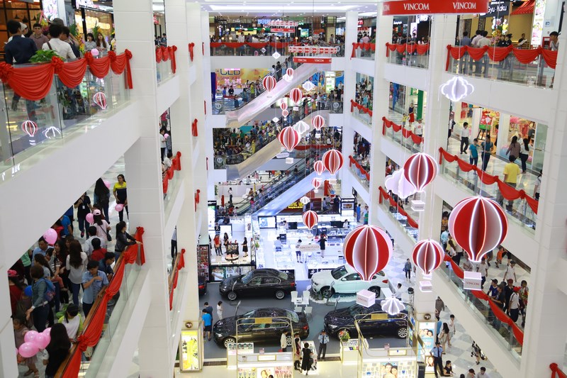 H&agrave;ng ng&agrave;n kh&aacute;ch h&agrave;ng tới thăm quan v&agrave; mua sắm