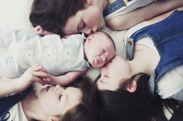 Em b&eacute; sơ sinh biết n&oacute;i l&agrave; một hiện tượng lạ được dư luận quan t&acirc;m
