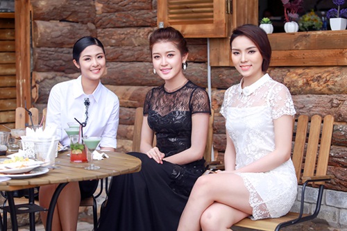 Các người đẹp cùng rạng rỡ khi chụp hình cùng nhau