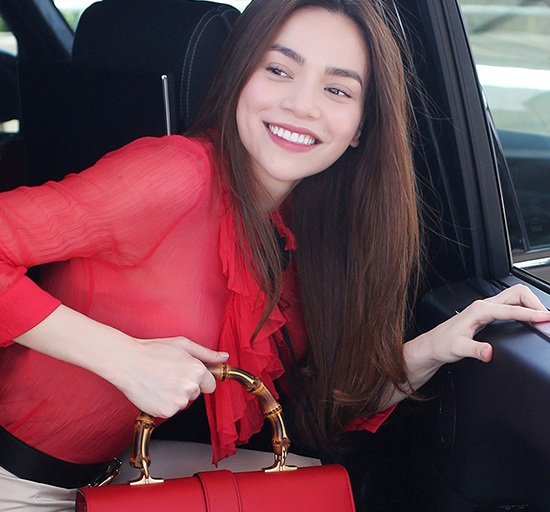 Hồ Ngọc Hà rạng rỡ khoe sắc trong bộ trang phục đơn giản nhưng bắt mắt khiến cho không ít người ngỡ ngàng.