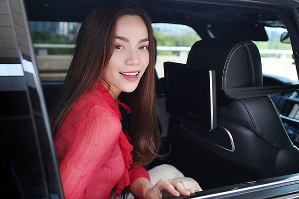 Hồ Ngọc Hà xuất hiện tại sân bay Tân Sơn Nhất (TP HCM) trưa 4/5 để đi nước ngoài. 