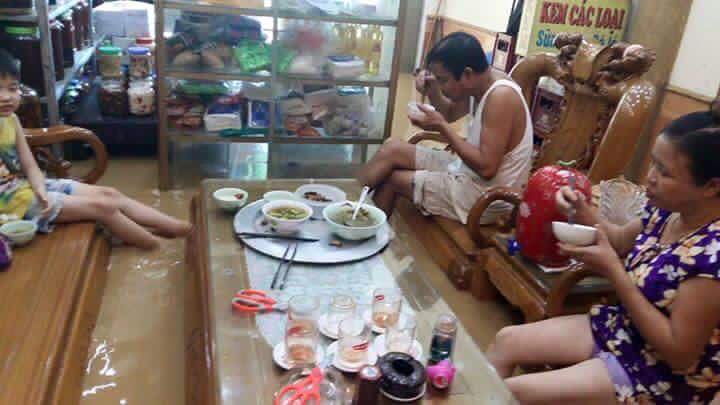 Một Đăng ký và nhận 60K 24 bao lì xì miễn phí mỗi ngày ở Yên Bái dùng bữa cơm trong khi nuớc vẫn chưa rút. Ảnh Facebook Nguyễn Kiều Trang