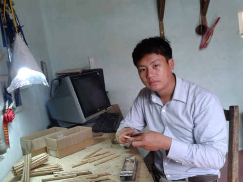 Hiện số lượng công nhân của anh lên đến 20 người, và có hơn 200 cửa hàng nhận bán bút tre của anh. Ảnh Ngọc Lan