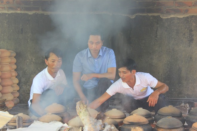 Việc nuôi đến chế biến loại cá kho này đều do các “nghệ nhân kho cá” thực hiện ở làng Vũ Đại. Một nồi cá kho có giá khá đắt. Nồi loại 1kg cá tươi nguyên liệu giá 400.000 đồng, nồi 4 kg giá đến 1 triệu đồng. Vào những dịp Tết, số đơn hàng của anh Hoàn lên đến mấy trăm nồi/ngày. Chỉ riêng bán cá kho, doanh thu một năm của công ty anh kỹ sư này đã lên đến 5 tỷ đồng. Ảnh: Ngọc Lan.