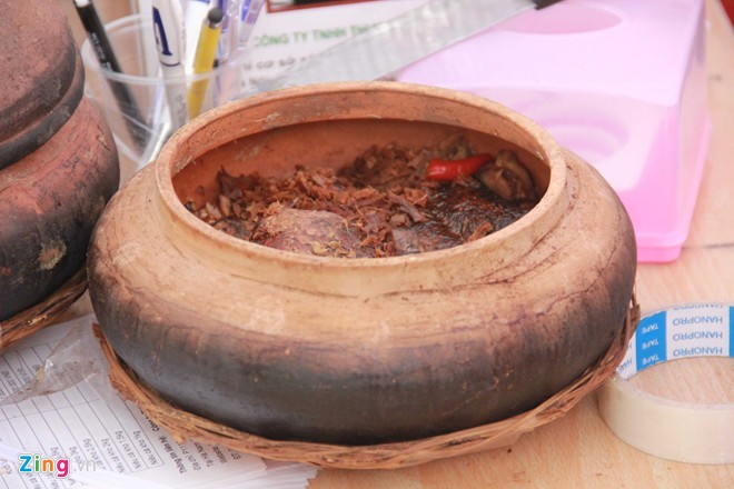 Có thu nhập 10 triệu đồng/tháng với nghề kỹ sư xây dựng, nhưng anh Nguyễn Bá Hoàn, ở Ninh Giang, Hải Dương quyết định nghỉ việc để đi bán đặc sản cá kho Vũ Đại. Ảnh: Ngọc Lan.