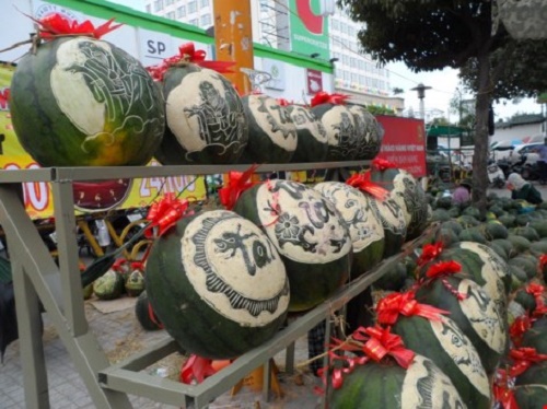 Anh Đào Trung Hiếu (20 tuổi) cho biết, năm nay Đăng ký và nhận 60K 24 bao lì xì miễn phí mỗi ngày anh nhập 60 tấn dưa bán tại 5 điểm trong TP.Hồ Chí Minh. Gia đình anh thuê riêng thợ chuyên đảm nhiệm việc khắc chữ với tiền công 1 triệu đồng/ngày, bao ăn ở. Ảnh Nguyễn Trà
