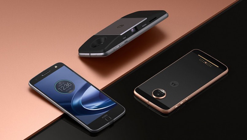 Tính năng camera của Moto Z Force Droid cũng được đầu tư mạnh với camera chính 21 megapixel, ống kính khẩu độ f/1.8, tích hợp chống rung quang học, tự động lấy nét theo pha có tia laser hỗ trợ, đèn flash LED kép. Ở mặt trước, camera tự sướng 5 megapixel với ống kính góc rộng f/2.2 và có cả đèn flash LED riêng.
