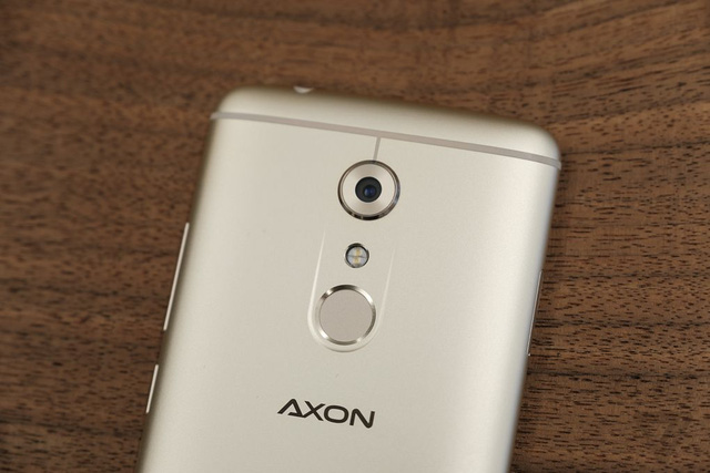 cấu hình của Axon 7 hoàn toàn không hề thua kém những chiếc smartphone cao cấp đầu bảng khác hiện na. Tương tự như OnePlus 3 hay Note 7 máy cũng sử dụng chip xử lý Snapdragon 820, cảm biến vân tay, nhưng bộ nhớ RAM lên tới 6GB.   