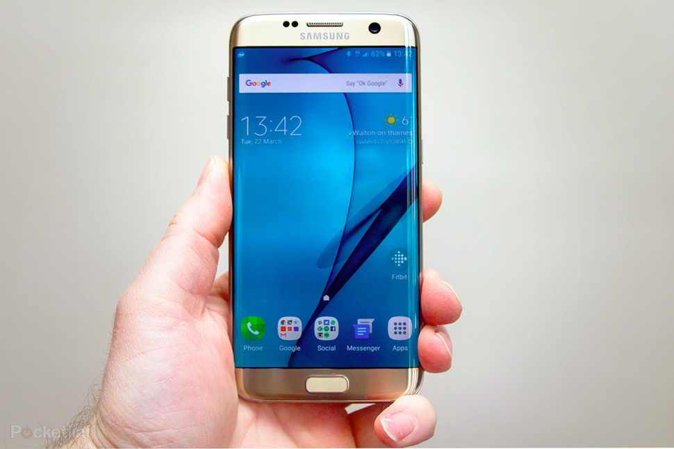 Ưu điểm: Samsung Galaxy S7 Edge như người anh em sinh đôi của Galaxy Note 7, nhưng được bán với giá thấp hơn tới 250 USD. Màn hình hiển thị xuất sắc, máy chạy nhanh, camera nhanh hoạt động tốt trong điều kiện ánh sáng yếu. Giá hiện đã giảm đáng kể , thời gian sạc siêu tốc Nhược điểm: Kính ở mặt lưng dễ lưu các vết vân tay. Cổng microUSB đã lỗi thời. Bộ nhớ trong 32GB quá ''hẻo'' so với 64 GB của các đối thủ
