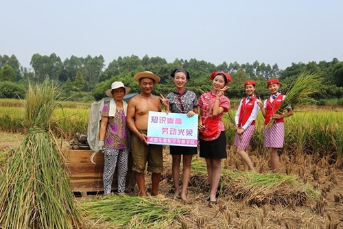 Họ gồm 10 cô gái xinh đẹp với nụ cười tươi tắn luôn trên môi - hình ảnh đặc trưng của các nữ tiếp viên 13Win22 com tỷ lệ cược cao.