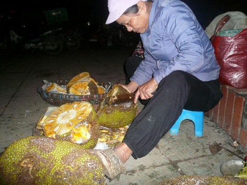 Những tr&aacute;i m&iacute;t thối được gọt, kho&eacute;t &ldquo;t&acirc;n trang&rdquo; mất vệ sinh.