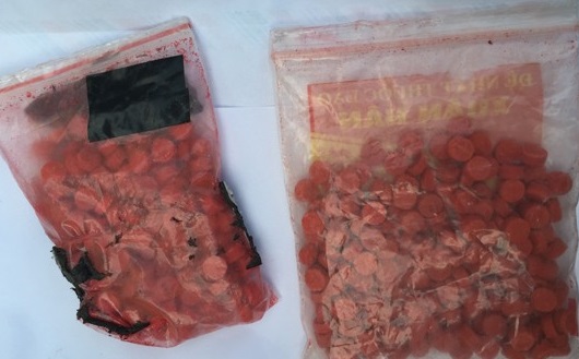 &Ocirc;m bọc hồng phiến, x&ocirc; cảnh s&aacute;t t&igrave;m đường tho&aacute;t th&acirc;n