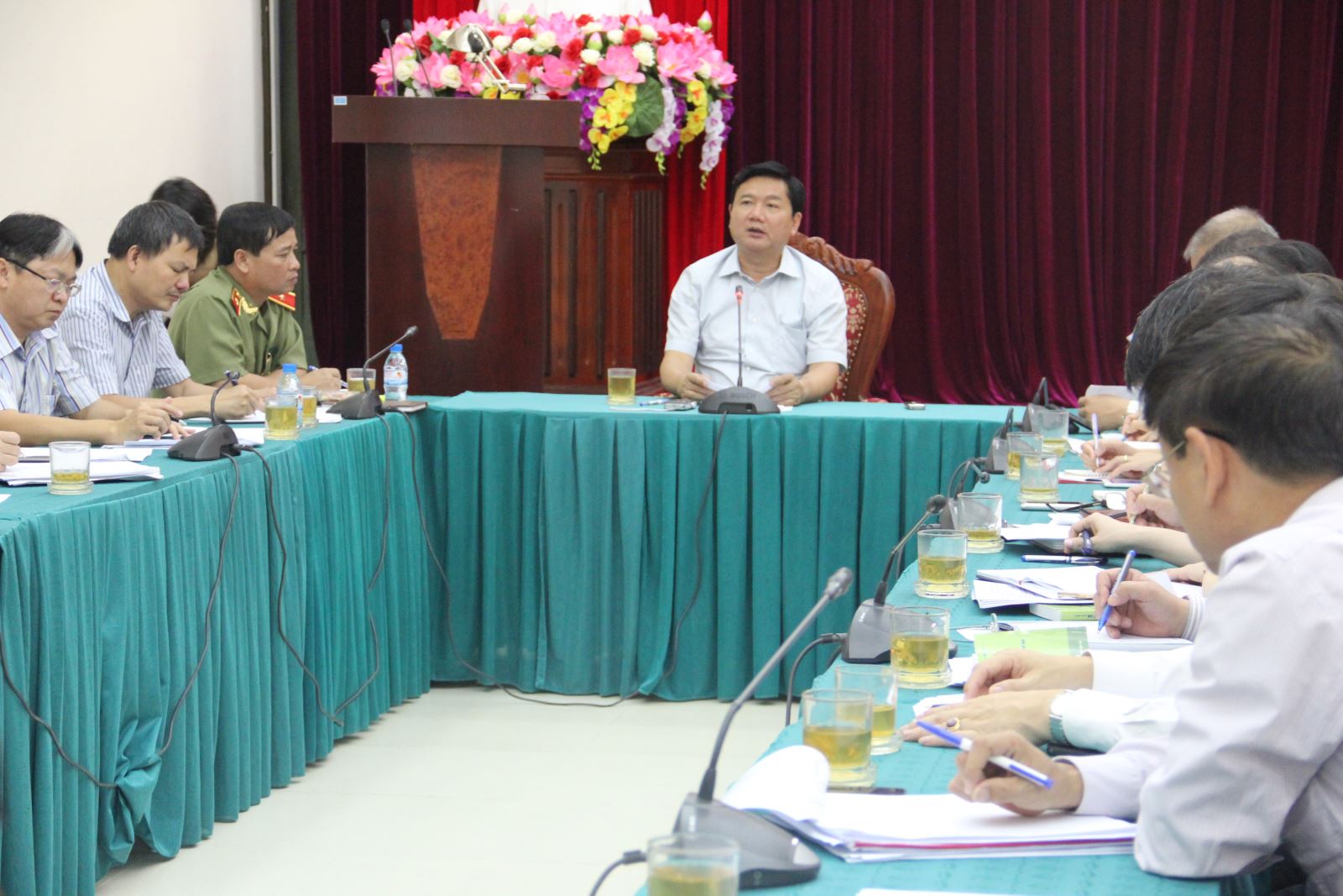 Bộ trưởng Đinh La Thăng chủ tr&igrave; cuộc họp về mất cắp h&agrave;nh l&yacute;