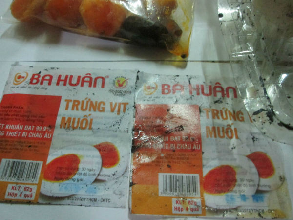 Trứng vịt muối của C&ocirc;ng ty TNHH Ba Hu&acirc;n b&aacute;n tại Lotte Mart Đống Đa c&ograve;n d&agrave;i hạn sử dụng nhưng đ&atilde; bốc m&ugrave;i h&ocirc;i thối