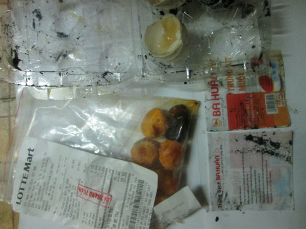 Trứng vịt muối của C&ocirc;ng ty TNHH Ba Hu&acirc;n b&aacute;n tại Lotte Mart Đống Đa c&ograve;n d&agrave;i hạn sử dụng nhưng đ&atilde; bốc m&ugrave;i h&ocirc;i thối