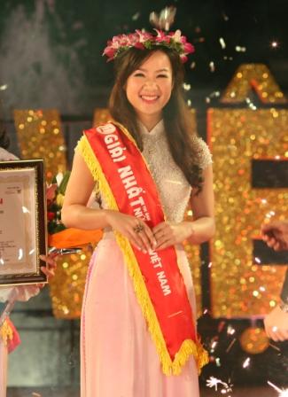  nữ sinh Lương Thị Thu H&agrave; khi gi&agrave;nh giải nhất