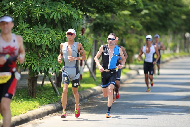 Để giải nhiệt cơ thể cần tr&aacute;nh vận động dưới trời nắng