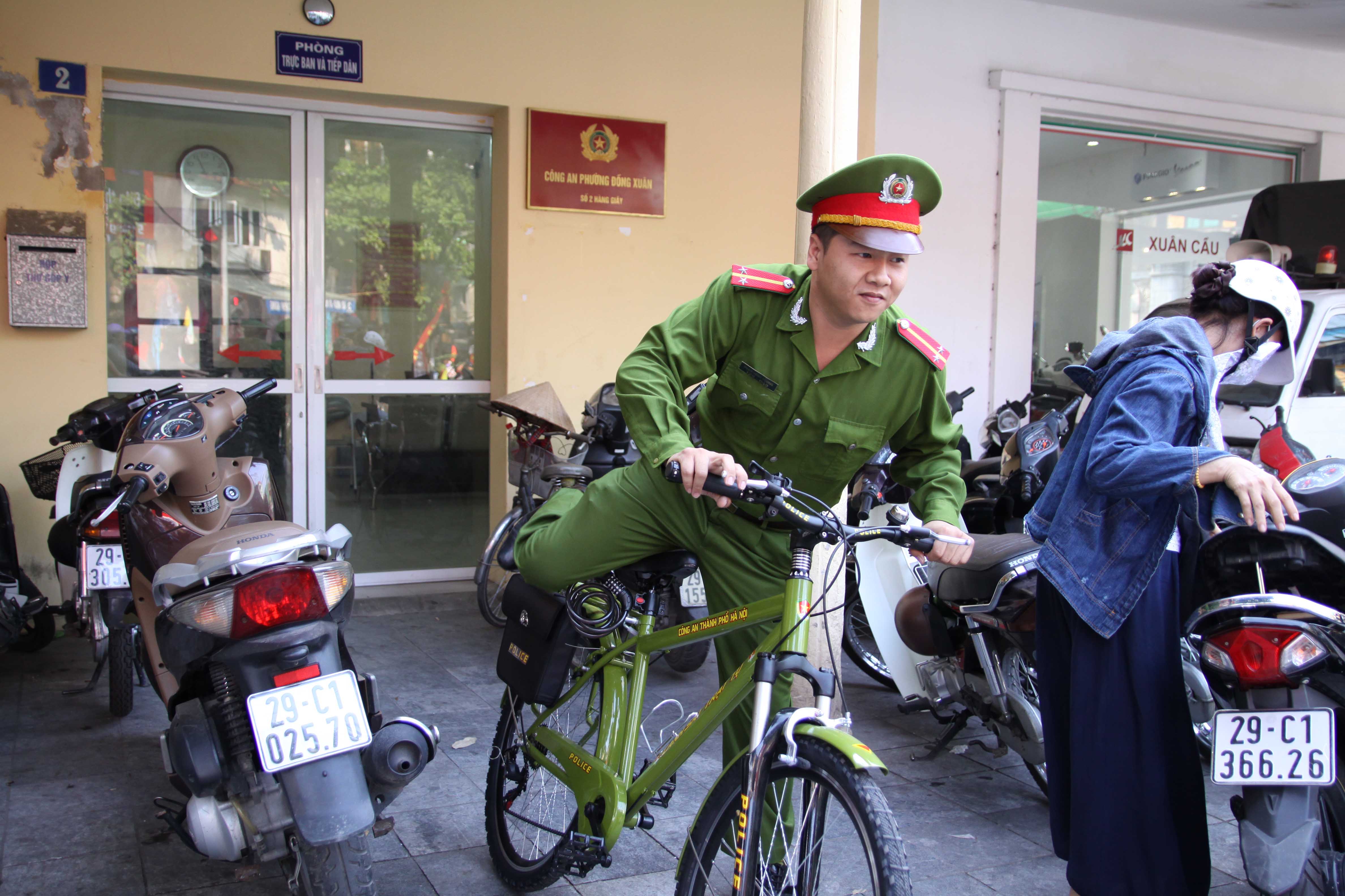 Công an Hà Nội bắt đầu ca tuần tra hàng ngày 
