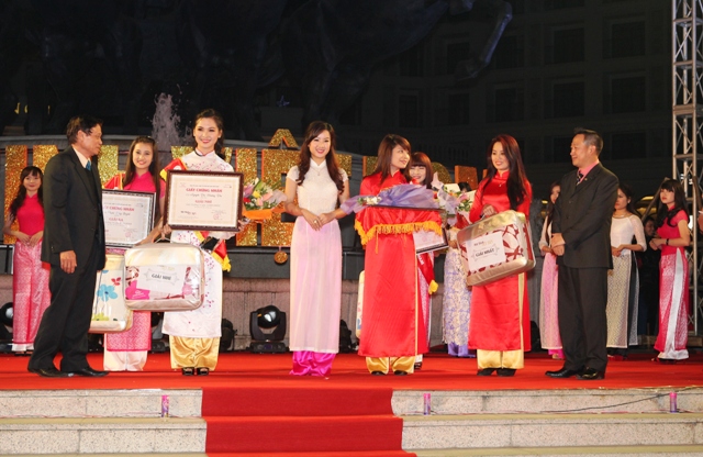  nữ sinh Lương Thị Thu H&agrave; hồi hộp chờ c&ocirc;ng bố kết quả