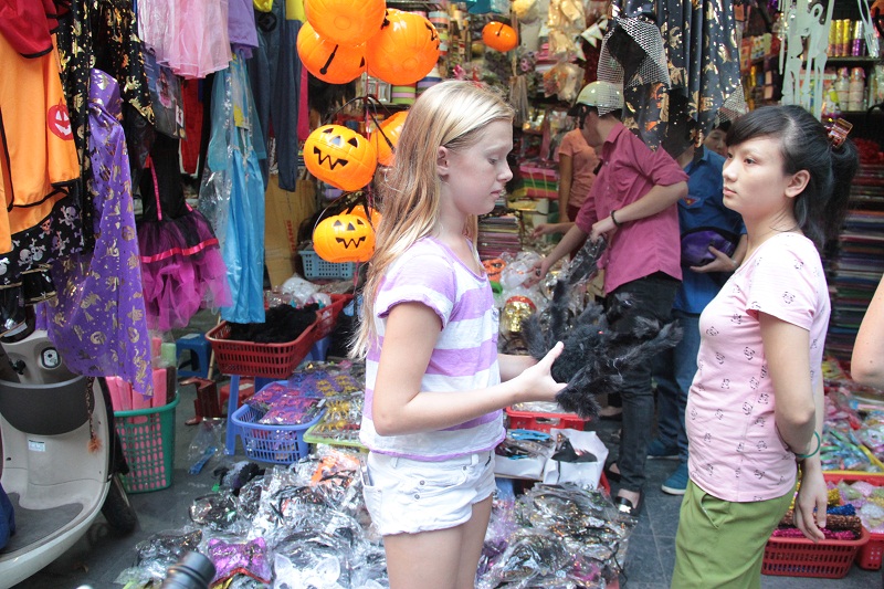 Một bạn nhỏ người nước ngo&agrave;i kh&ocirc;ng thể bỏ qua ng&agrave;y lễ Halloween 31/10 vốn l&agrave; truyền thống của c&aacute;c nước phương T&acirc;y
