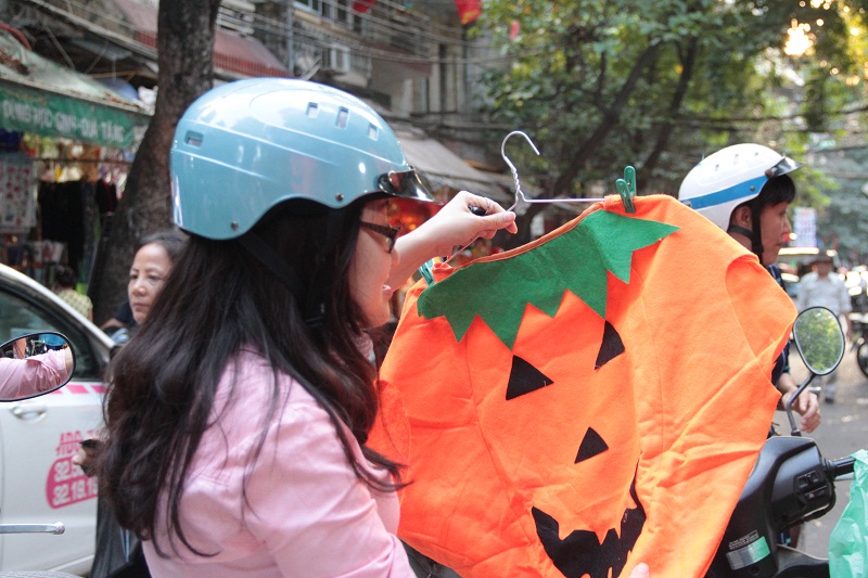 Trang phục b&iacute; ng&ocirc; Halloween c&oacute; gi&aacute; 70.000 đồng/bộ