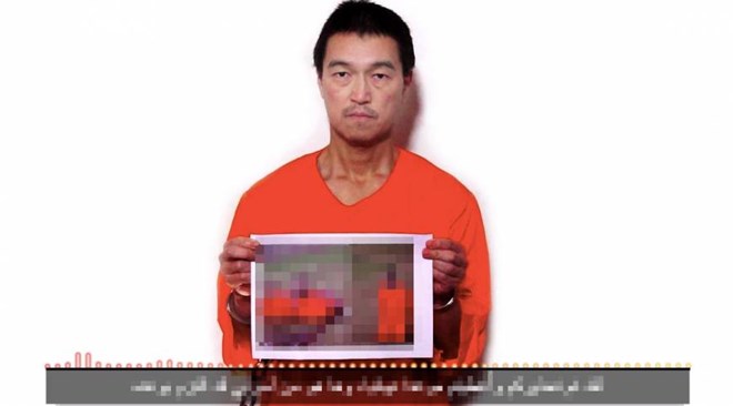  Goto trong đoạn video cho biết con tin Yukawa đã bị IS hành quyết. Ảnh nguoiduatin 