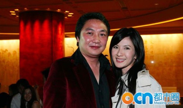 Cô kết hôn với doanh nhân Indonesia Nurdian Cuaca năm 20 tuổi.  Tuy nhiên, cặp đôi ly dị sau 15 năm chung sống