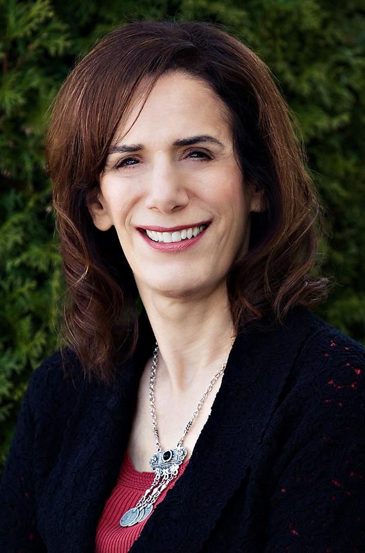 12. Judith Faulkner.  Người phụ nữ quyền lực đứng thứ 84 trong danh sách. Tuổi 70.  Tổng tài sản: 3 tỷ USD.  Người sáng lập hệ thống Epic, một công ty tư nhân bán các hệ thống y tế điện tử của Mỹ.  Người phụ nữ quyền lực nhất trong lĩnh vực y tế tư nhân, cô kiểm soát 1,7 tỷ USD (doanh thu 2013) của hệ thống Epic.