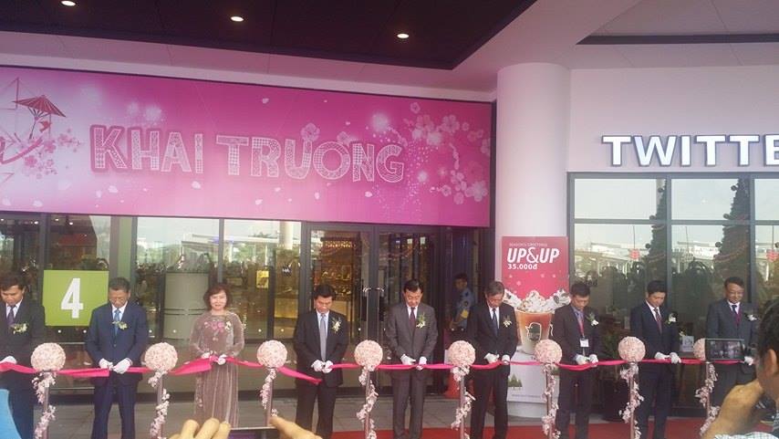 C&aacute;c đại biểu cắt băng khai trương Trung t&acirc;m 13Win19 tải ứng dụng Aeon Long Bi&ecirc;n