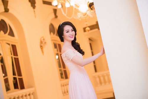 Á hậu lung linh với váy màu nude