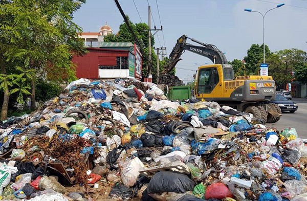 Vụ r&aacute;c thải &lsquo;bủa v&acirc;y&rsquo; Sơn T&acirc;y: Ch&iacute;nh thức được dọn dẹp