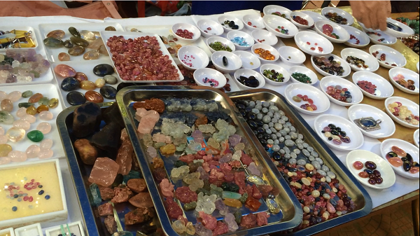 Độc đáo chợ phiên đá quý giữa lòng Hà Nội