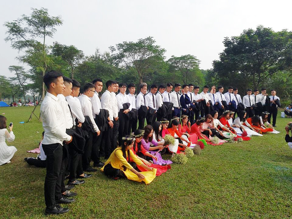 H&agrave;ng ngh&igrave;n học sinh, sinh vi&ecirc;n chen nhau để&hellip; chụp ảnh kỷ yếu
