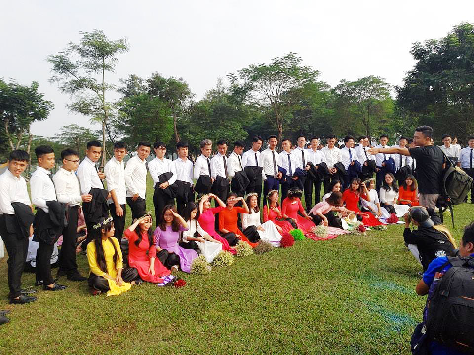 H&agrave;ng ngh&igrave;n học sinh, sinh vi&ecirc;n chen nhau để&hellip; chụp ảnh kỷ yếu