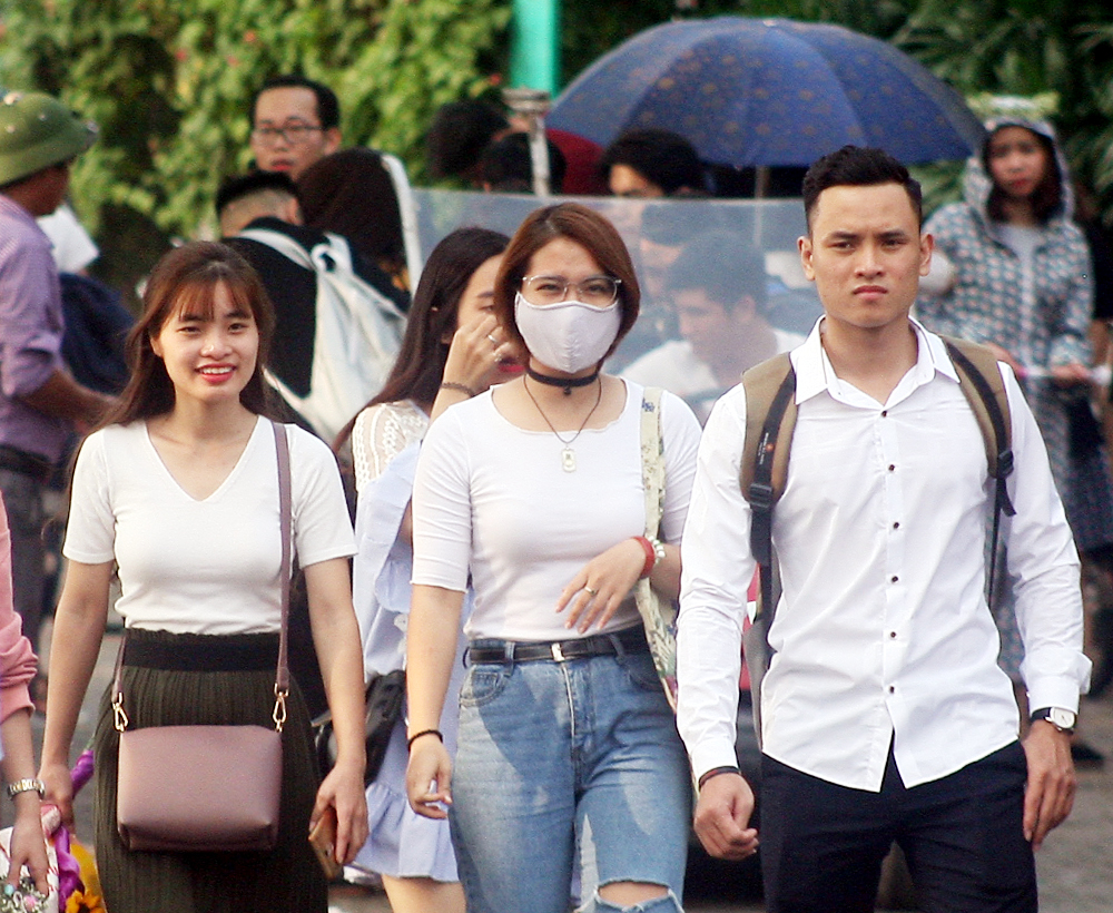 H&agrave;ng ngh&igrave;n học sinh, sinh vi&ecirc;n chen nhau để&hellip; chụp ảnh kỷ yếu