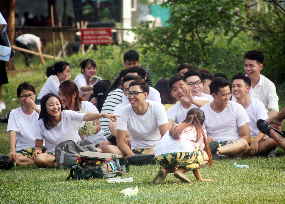 H&agrave;ng ngh&igrave;n học sinh, sinh vi&ecirc;n chen nhau để&hellip; chụp ảnh kỷ yếu