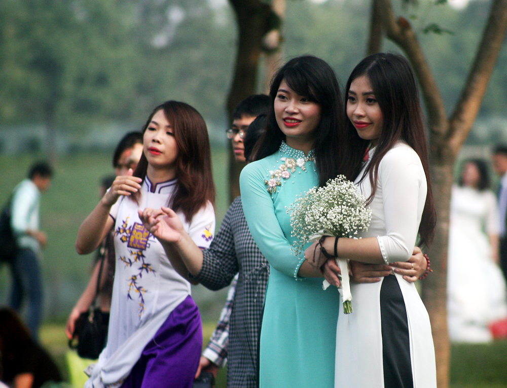 H&agrave;ng ngh&igrave;n học sinh, sinh vi&ecirc;n chen nhau để&hellip; chụp ảnh kỷ yếu